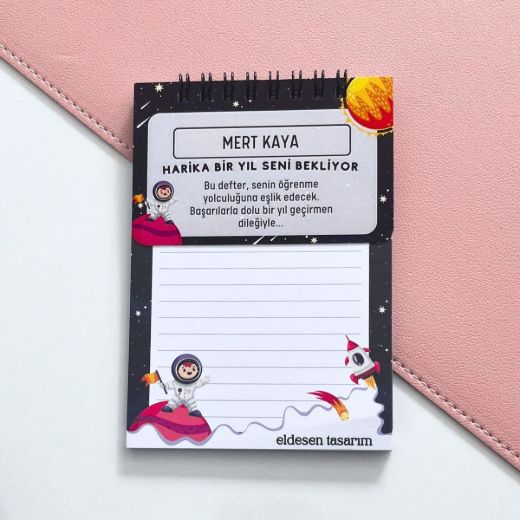 Astronotlu İsme Özel Defter ve Anahtarlı Okul Açılış Hediyesi resmi